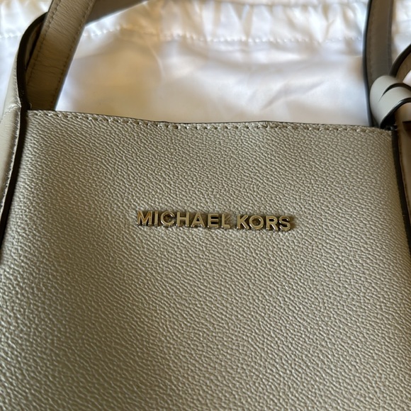 MICHAEL KORS HAYLEY GREY HANDBAG WITH SHOULDER STRAP - Picture 4 of 9